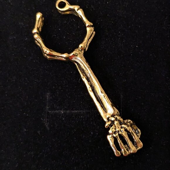New! Cigarette Holder Bone Hand Ring - Picture 1 of 4